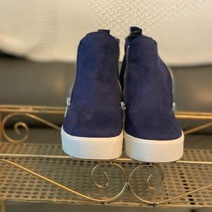 SODA Taylor  Wedge Sneakers Navy Bue ( NWOT)